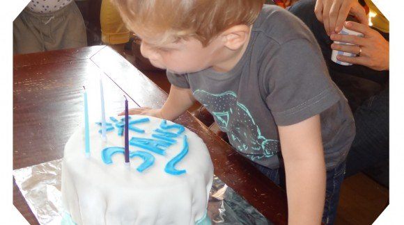 ANNIVERSAIRE : 3 ANS ET DES BONBONS!